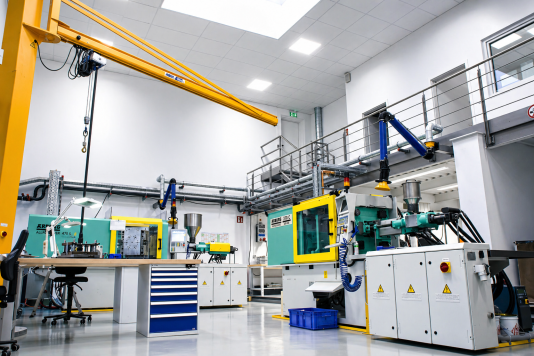 Moderne Produktionshalle mit mehreren Spritzgussmaschinen und technischem Equipment