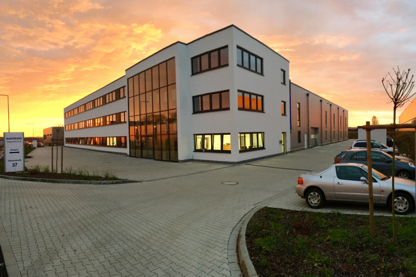 Firmengebäude von Baermann Magnettechnik mit Büro- und Produktionsflächen bei Sonnenuntergang