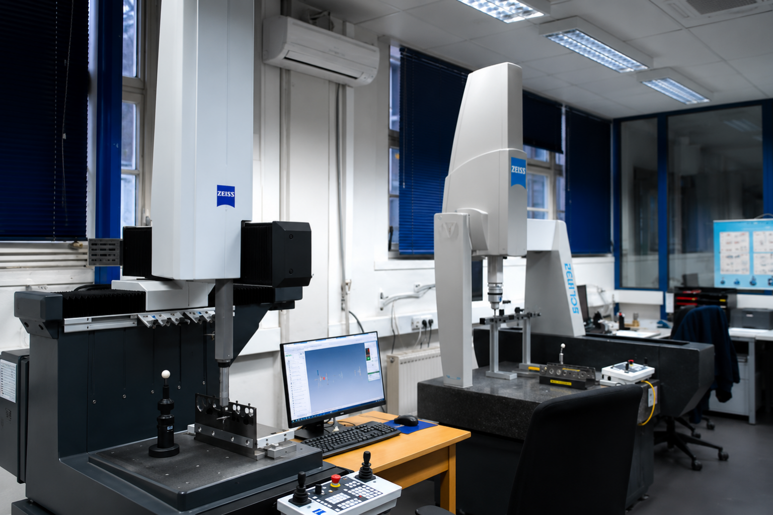 Messraum mit zwei ZEISS Koordinatenmessgeräten zur präzisen Qualitätskontrolle technischer Bauteile