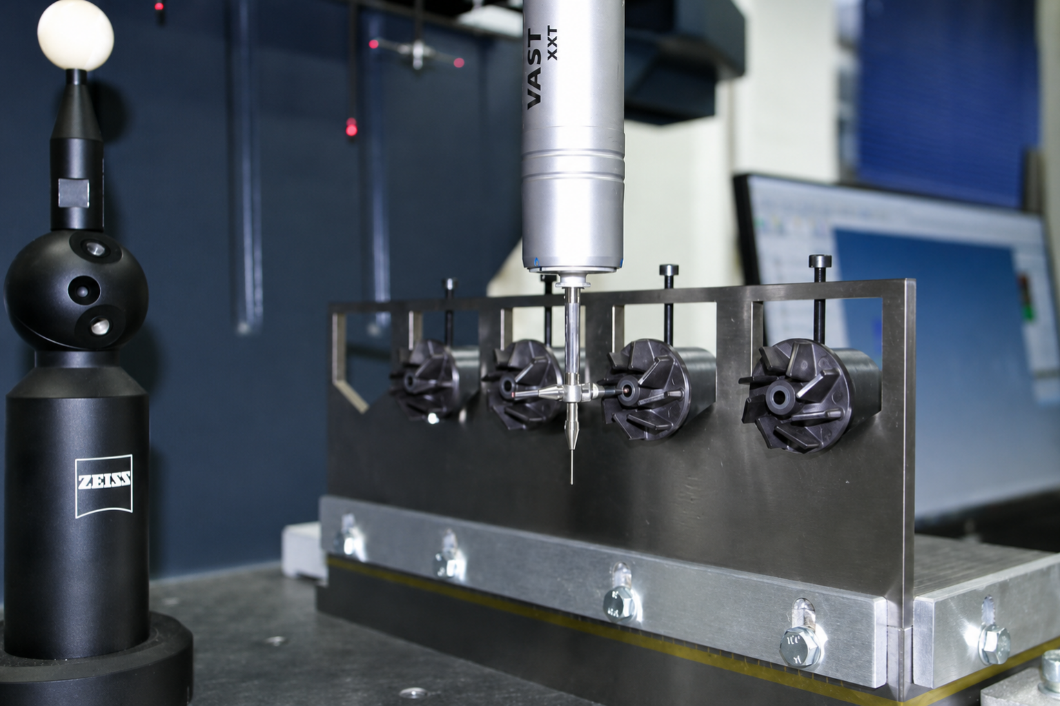 Koordinatenmessgerät von ZEISS bei der präzisen Vermessung mehrerer technischer Kunststoffbauteile
