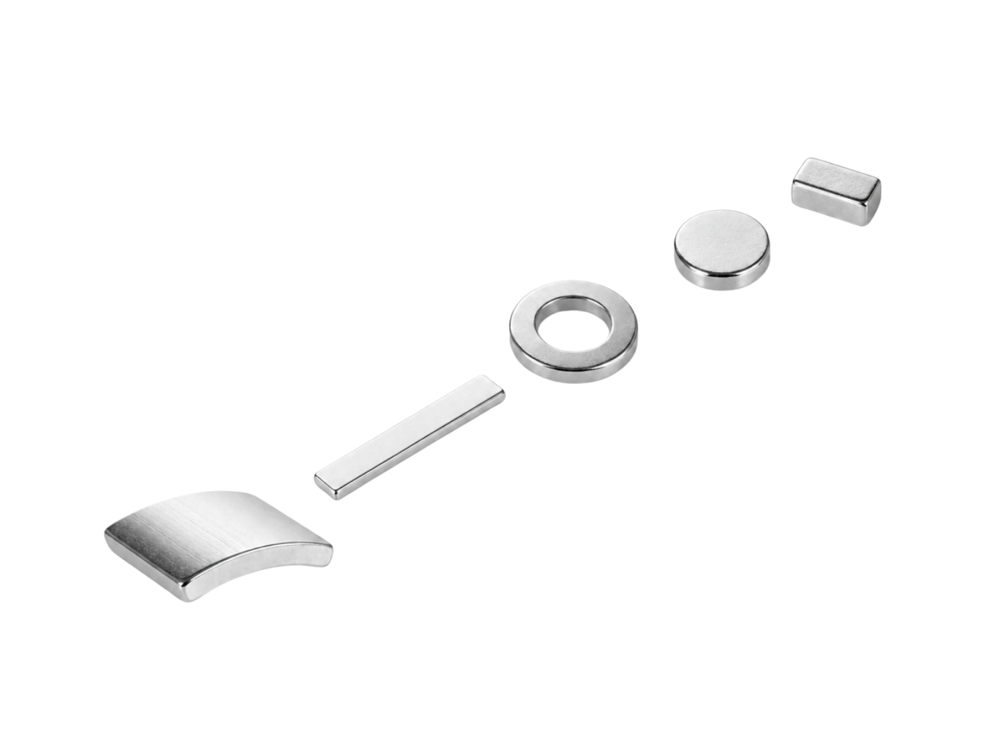 Silberne Permanentmagnete in verschiedenen Formen, darunter Segment-, Stab-, Ring-, Scheiben- und Blockmagnete