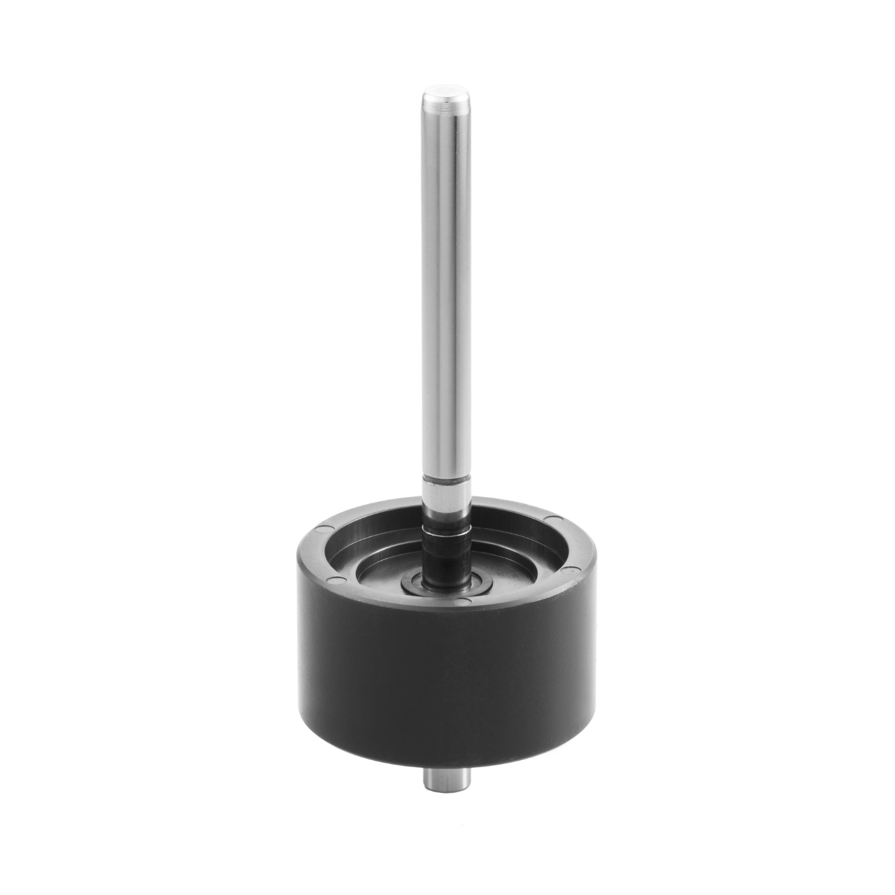 Zylindrisches schwarzes Magnetbauteil mit langer zentraler Metallwelle und vertiefter Oberseite