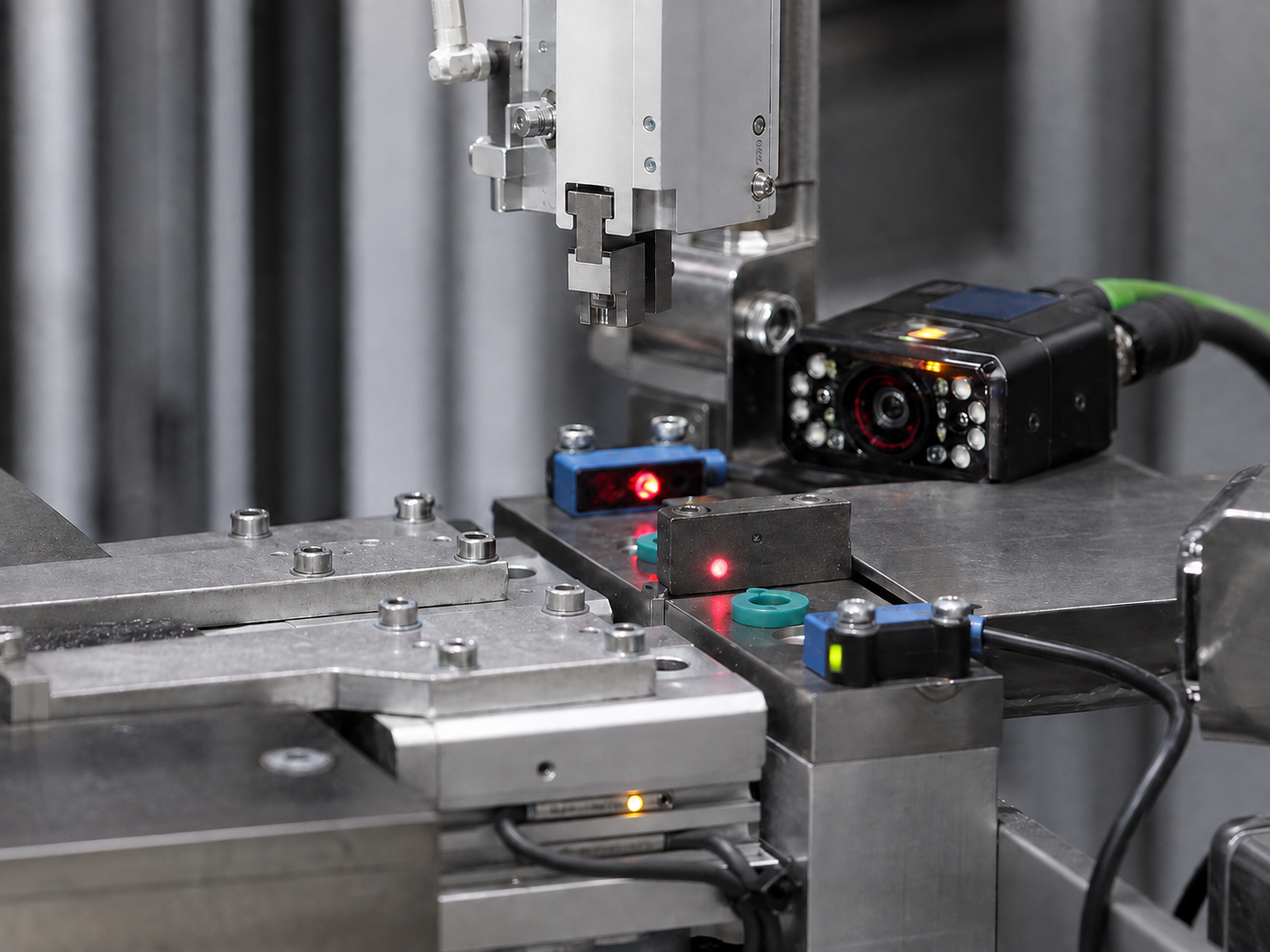 Automatisierte Prüfanlage mit Kameras und Sensoren zur Qualitätskontrolle von Bauteilen