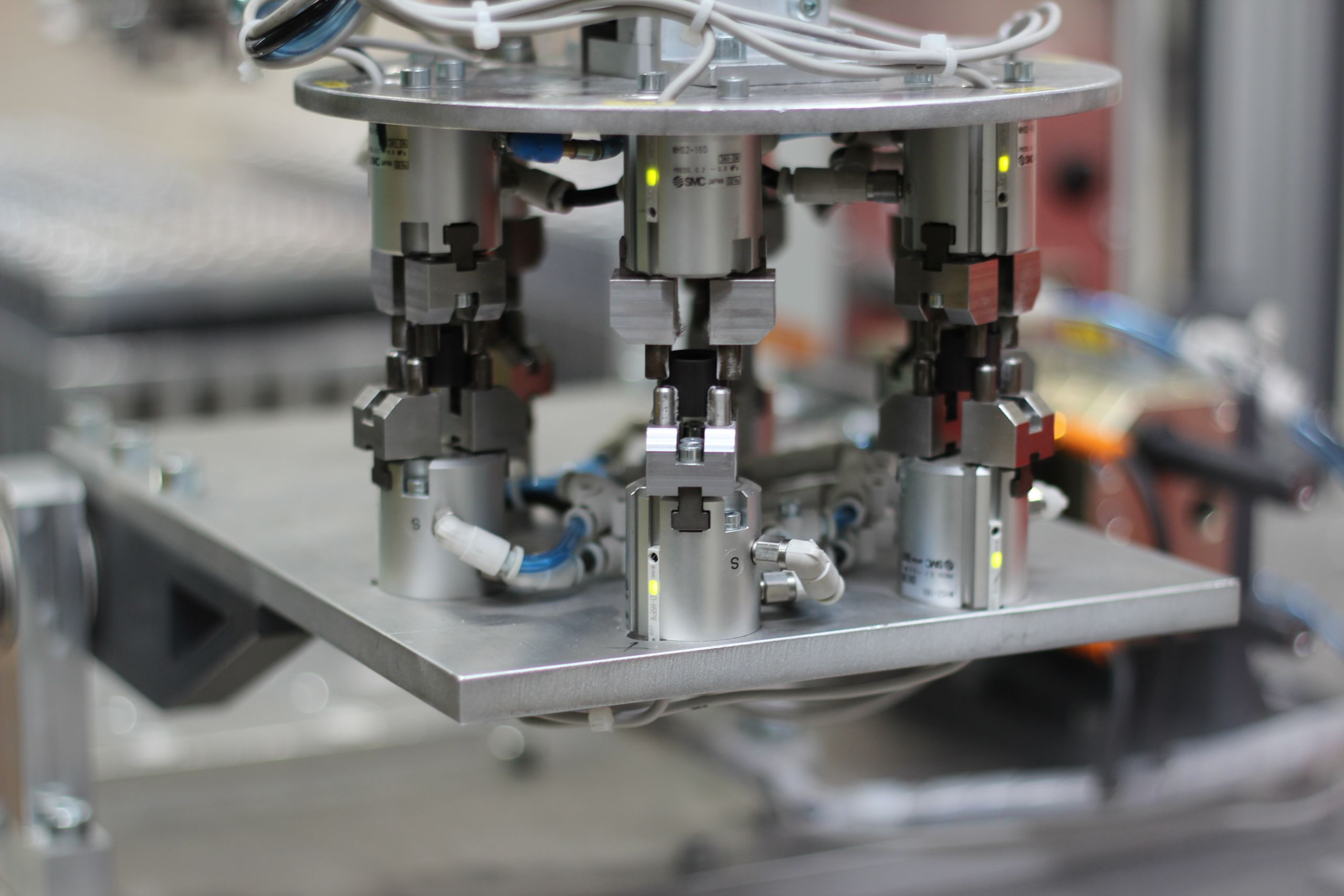 Pneumatische Greifer einer automatisierten Produktionsanlage zur präzisen Bearbeitung von Bauteilen